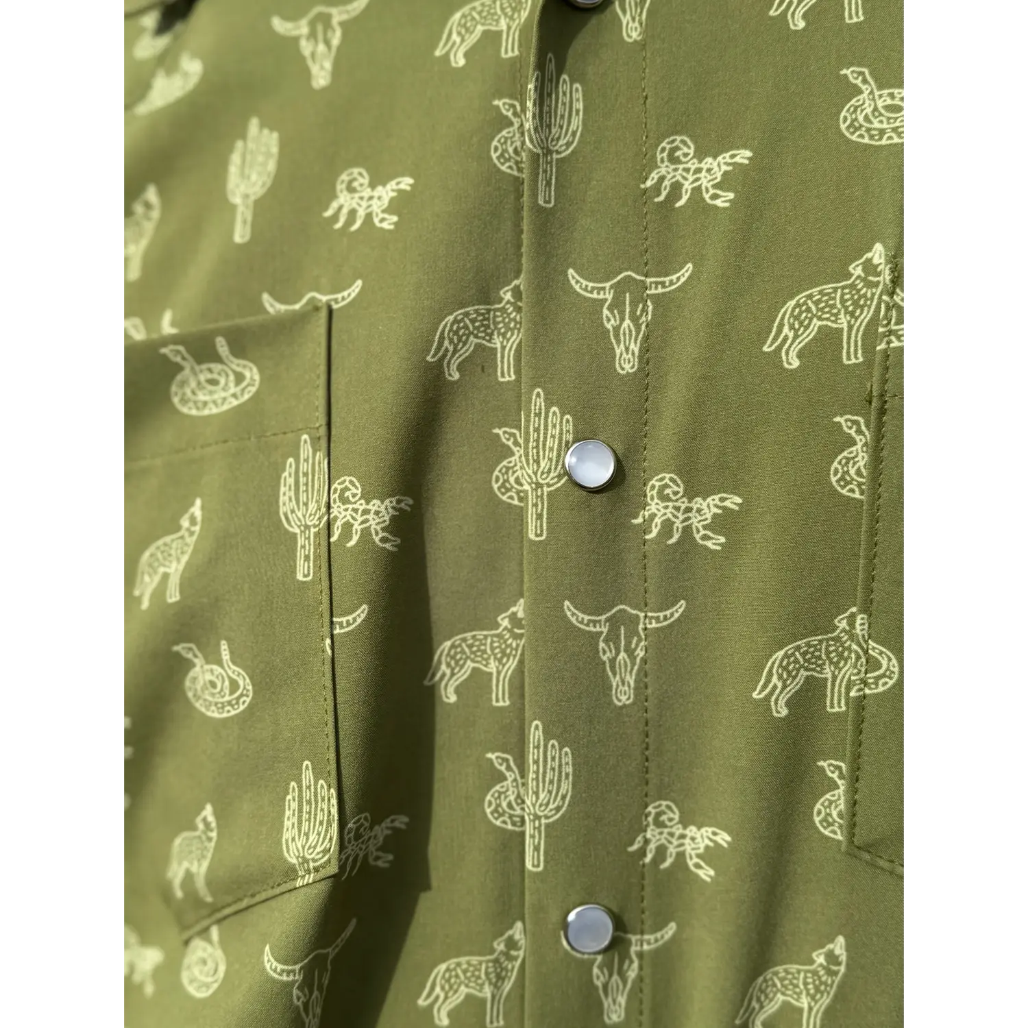 Close up of pattern on the Badland Breeze in moss
