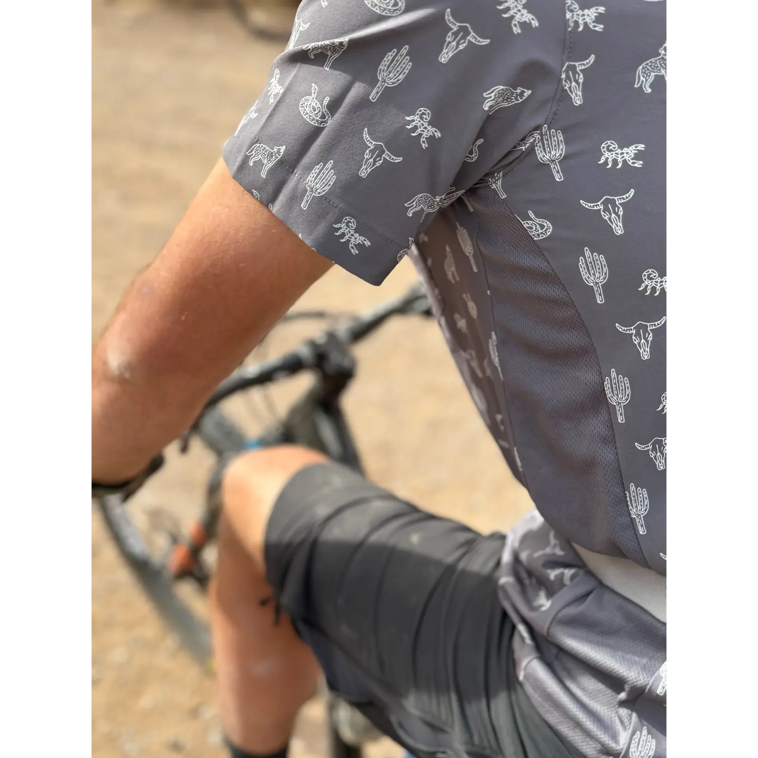 Side panel of the Badland Breeze shirt in slate